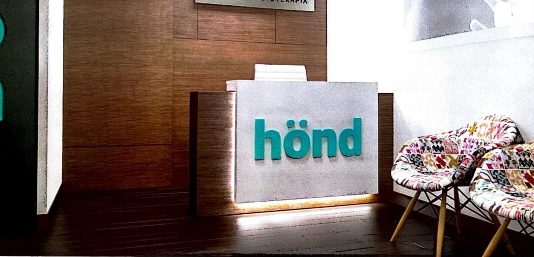 Recepción de Clínica hönd con logo iluminado