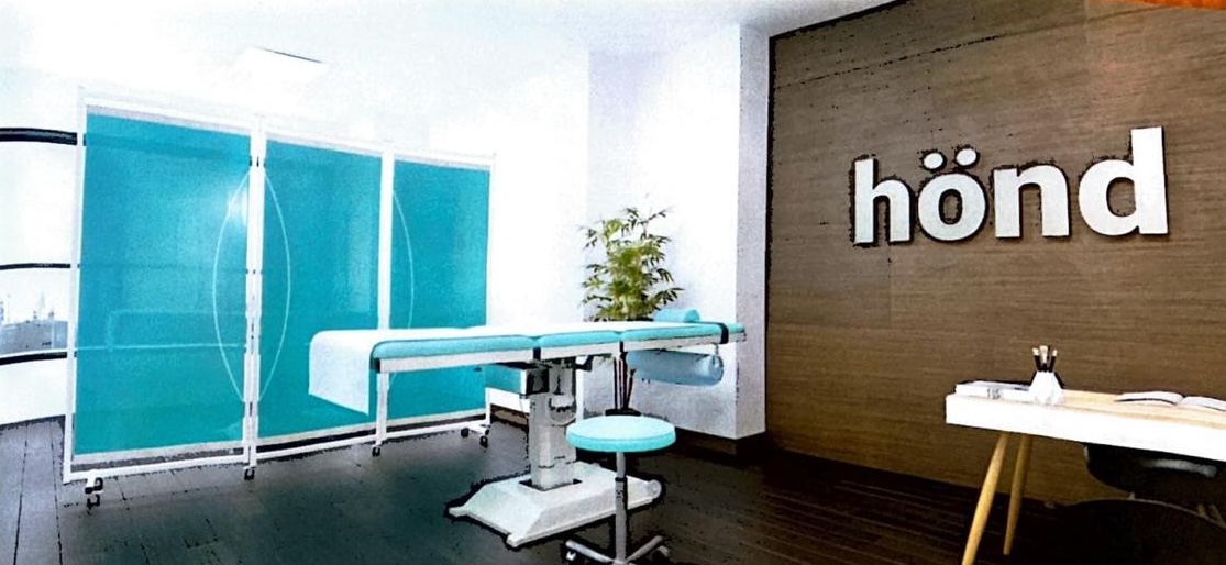 Sala de tratamiento moderna con logo hönd en pared de madera